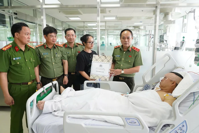 trao-bang-khen-cho-dai-uy-cong-an-1755859100.jpg
