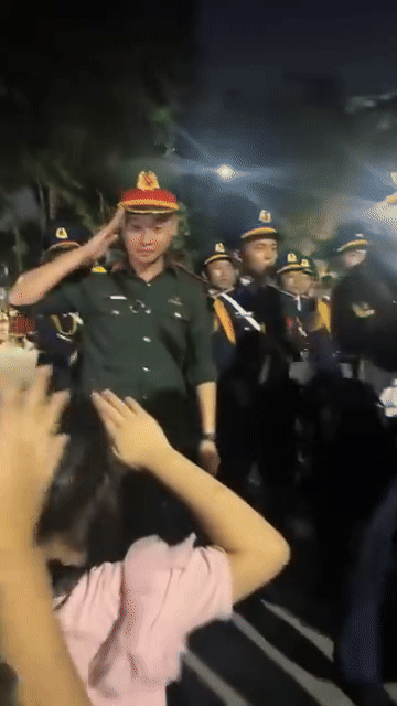 anh-gif-nam-chien-si-bat-tay-be-gai-1756034213.gif