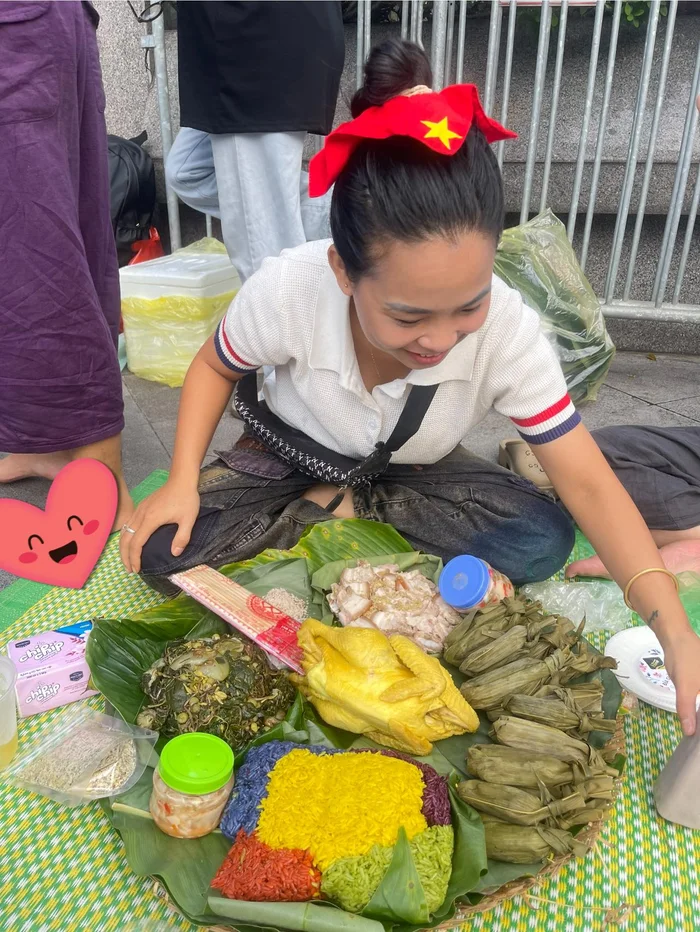 nhieu-nguoi-dan-co-mat-tu-som-o-khu-vuc-quang-truong-ba-dinh-chu-dao-chuan-bi-ca-mam-do-an-ngon-1756049576.jpg