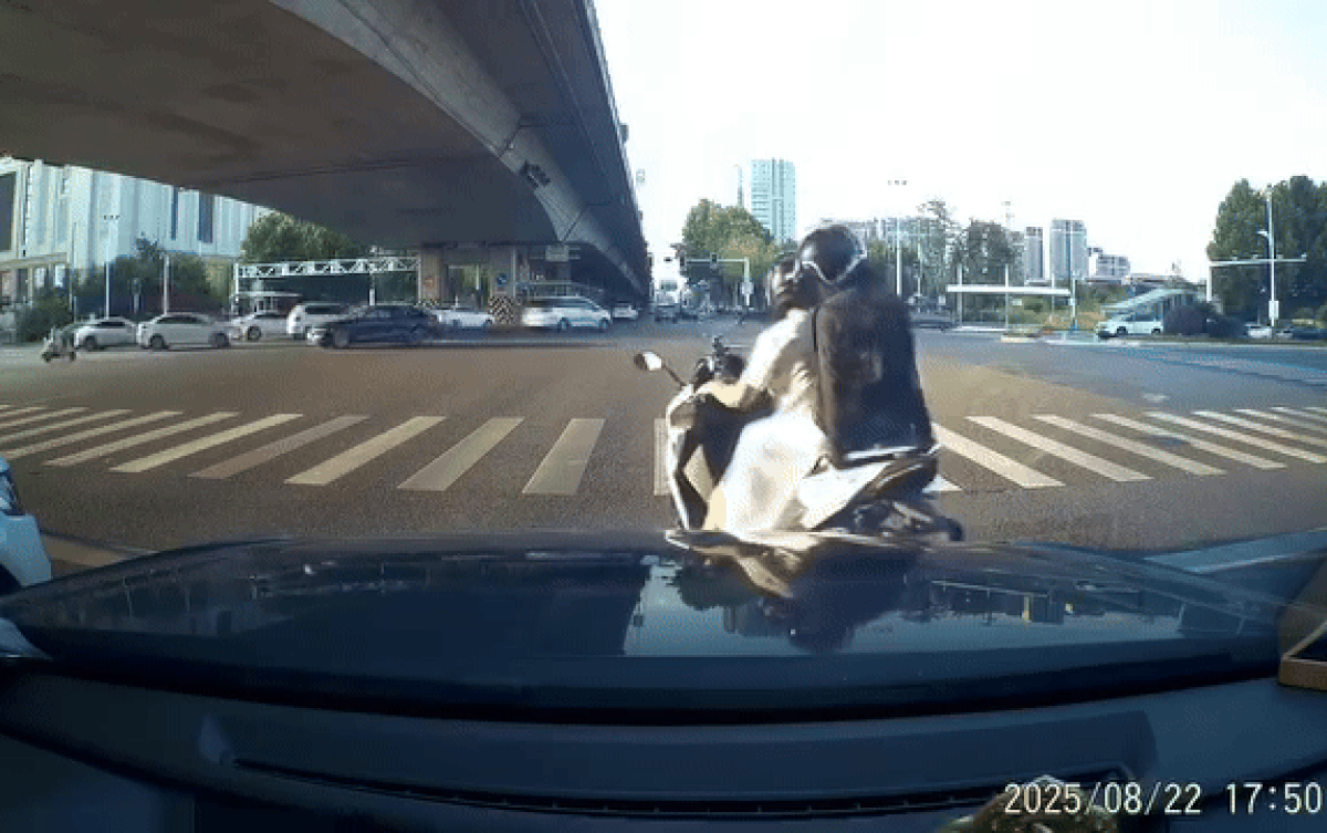 sau-khi-co-gai-xuong-xe-bo-di-nguoi-dan-ong-cung-cuong-cuong-duoi-theo-1756021430.gif