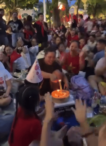 co-gai-thap-nen-tren-banh-sinh-nhat-mung-tuoi-moi-xung-quanh-moi-nguoi-dong-thanh-hat-chuc-mung-1756111469.gif