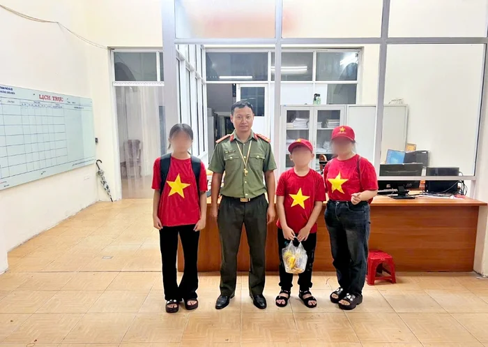 cong-an-phuong-ba-dinh-ho-tro-cac-gia-dinh-tim-lai-tre-nho-di-lac-1756227469.jpg
