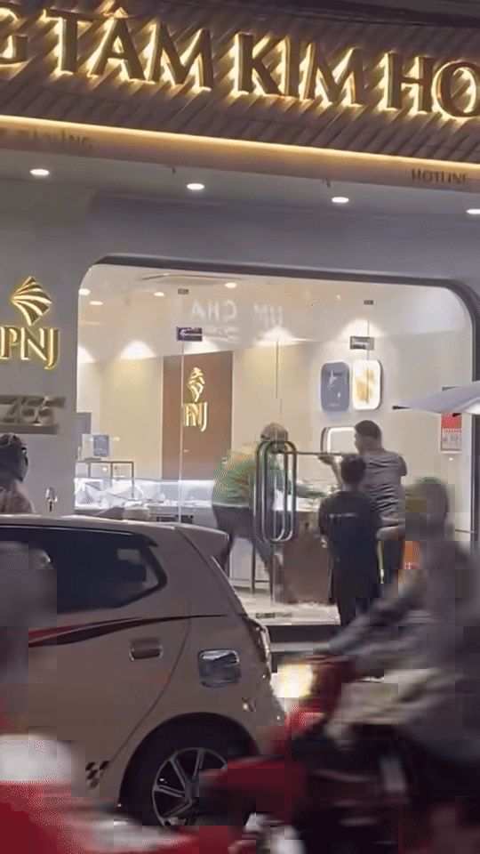 anh-gif-nam-thanh-nien-cuop-tiem-vang-1756293941.gif