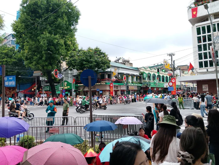 hinh-anh-ghi-nhan-tai-khu-vuc-nga-tu-trang-tien-ngo-quyen-ha-noi-luc-15h30-hom-nay-1756292088.jpg