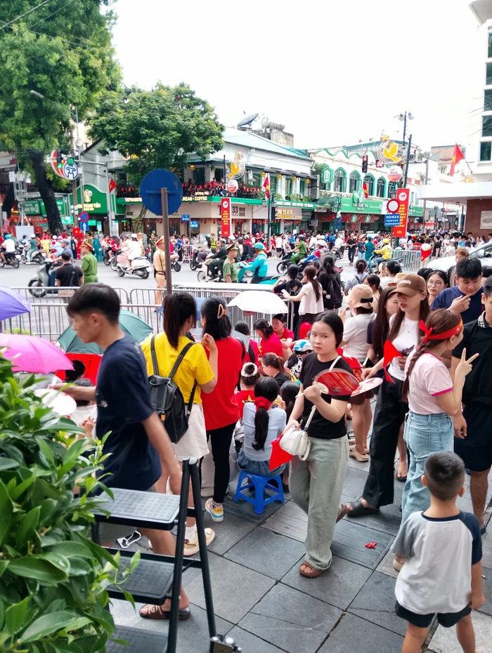 hinh-anh-ghi-nhan-tai-khu-vuc-nga-tu-trang-tien-ngo-quyen-ha-noi-luc-15h30-hom-nay-2-1756292088.jpg