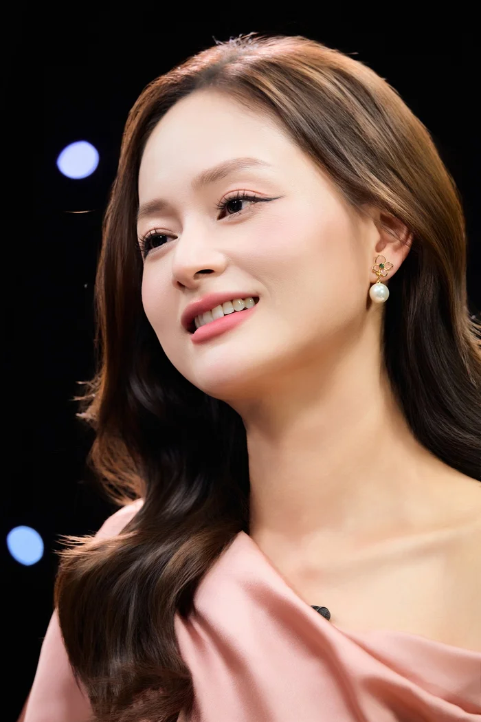 anh-lan-phuong-mac-vay-hong-1756365547.jpg