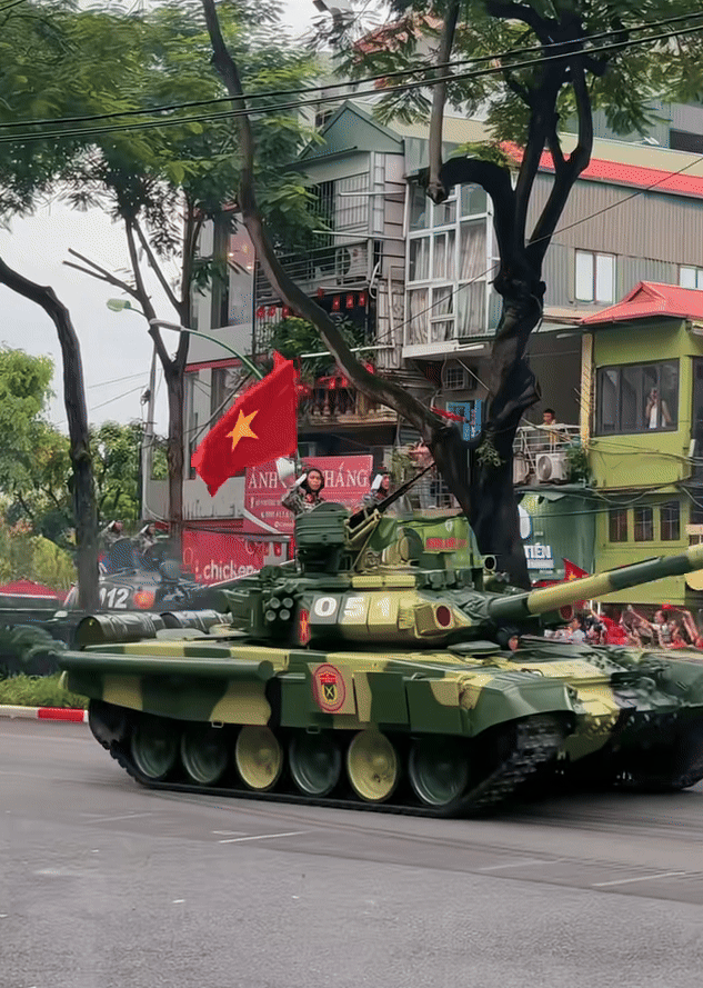 hinh-anh-xe-tang-dieu-binh-1756384736.gif
