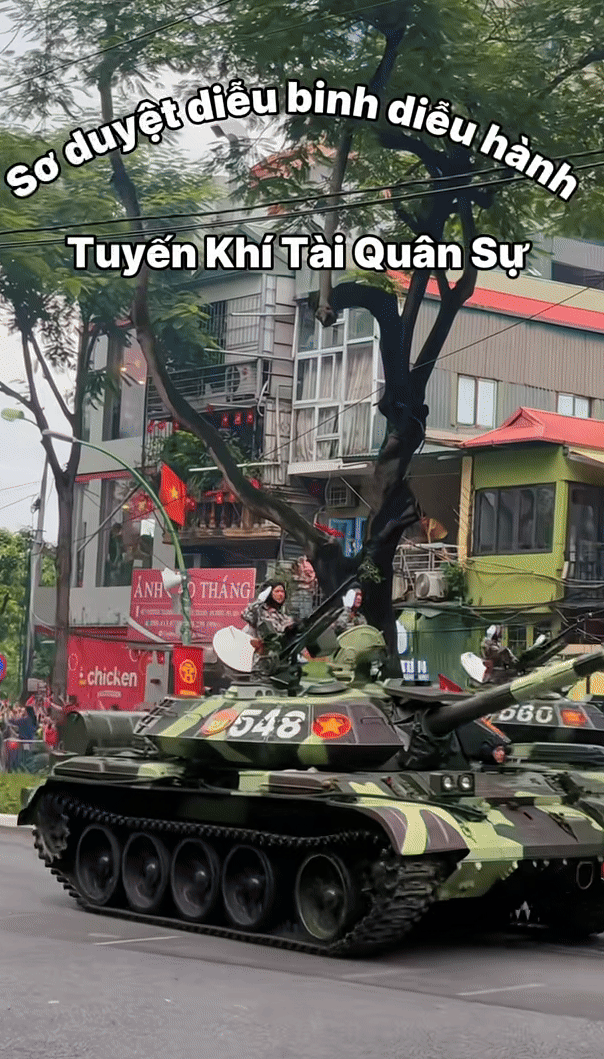 khoi-khi-tai-quan-su-xuat-hien-tai-buoi-so-duyet-cap-nha-nuoc-cho-le-ky-niem-quoc-khanh-1756384736.gif