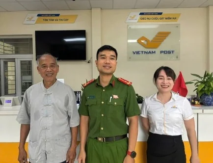 can-bo-cong-an-kip-thoi-ngan-chan-vu-viec-cu-ong-bi-doi-tuong-xau-lua-dao-1756442158.jpg