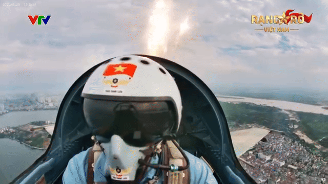 goc-quay-ben-trong-tiem-kich-tha-bay-nhiet-tren-bau-troi-ha-noi-1756566304.gif