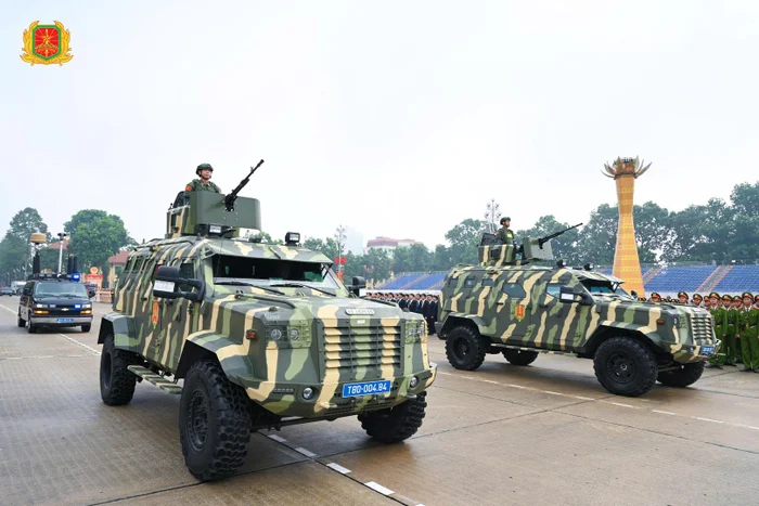 hinh-anh-2-xe-o-to-quan-doi-1756567032.jpg