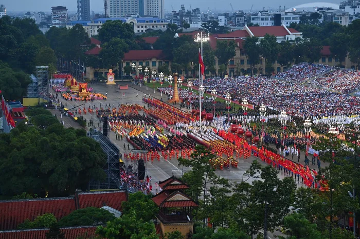 khu-vuc-quang-truong-ba-dinh-da-chat-kin-nguoi-ai-nay-cung-deu-bay-to-su-hao-huc-cho-doi-cac-doan-dieu-binh-dieu-hanh-di-qua-1756564937.jpg