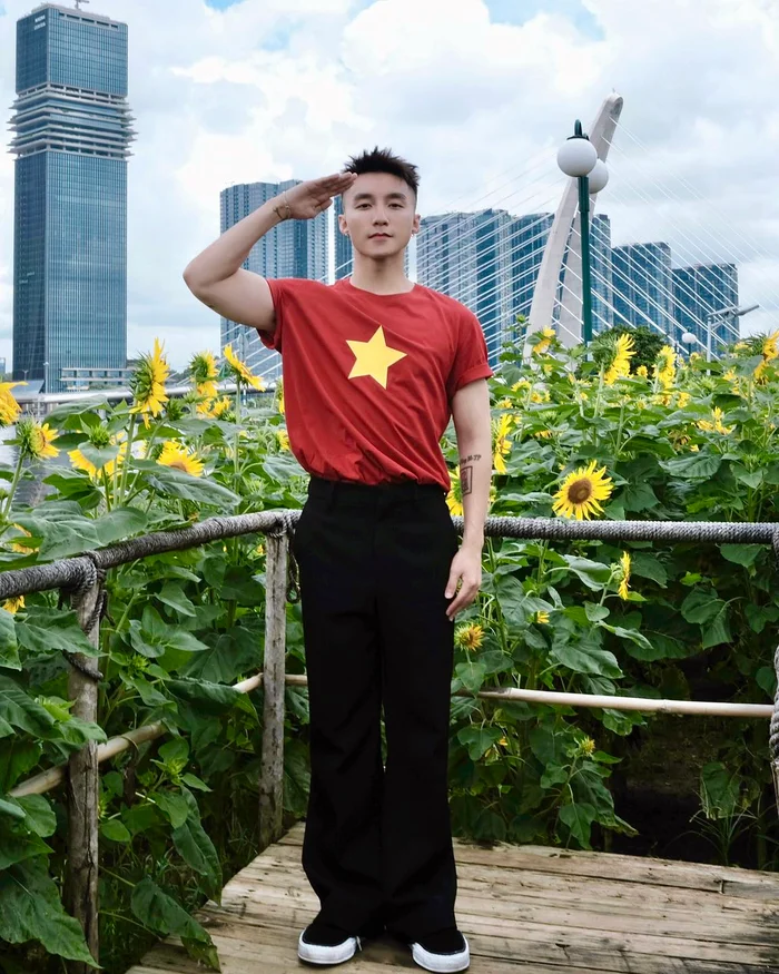 ca-si-son-tung-m-tp-trong-chiec-ao-co-do-sao-vang-hoa-chung-voi-niem-vui-dan-toc-1756822802.jpg