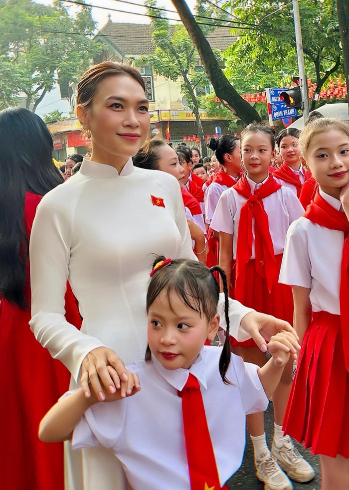 my-tam-va-be-ha-thuy-tien-1756811978.jpg