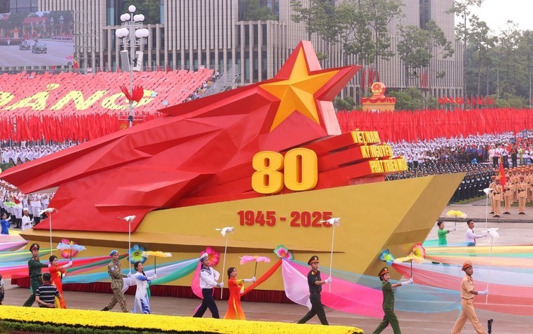 xe-mo-hinh-bieu-tuong-80-nam-ngay-quoc-khanh-viet-nam-1756785246.jpg