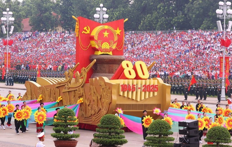 xe-mo-hinh-quoc-huy-nuoc-cong-hoa-xa-hoi-chu-nghia-viet-nam-1756785513.jpg