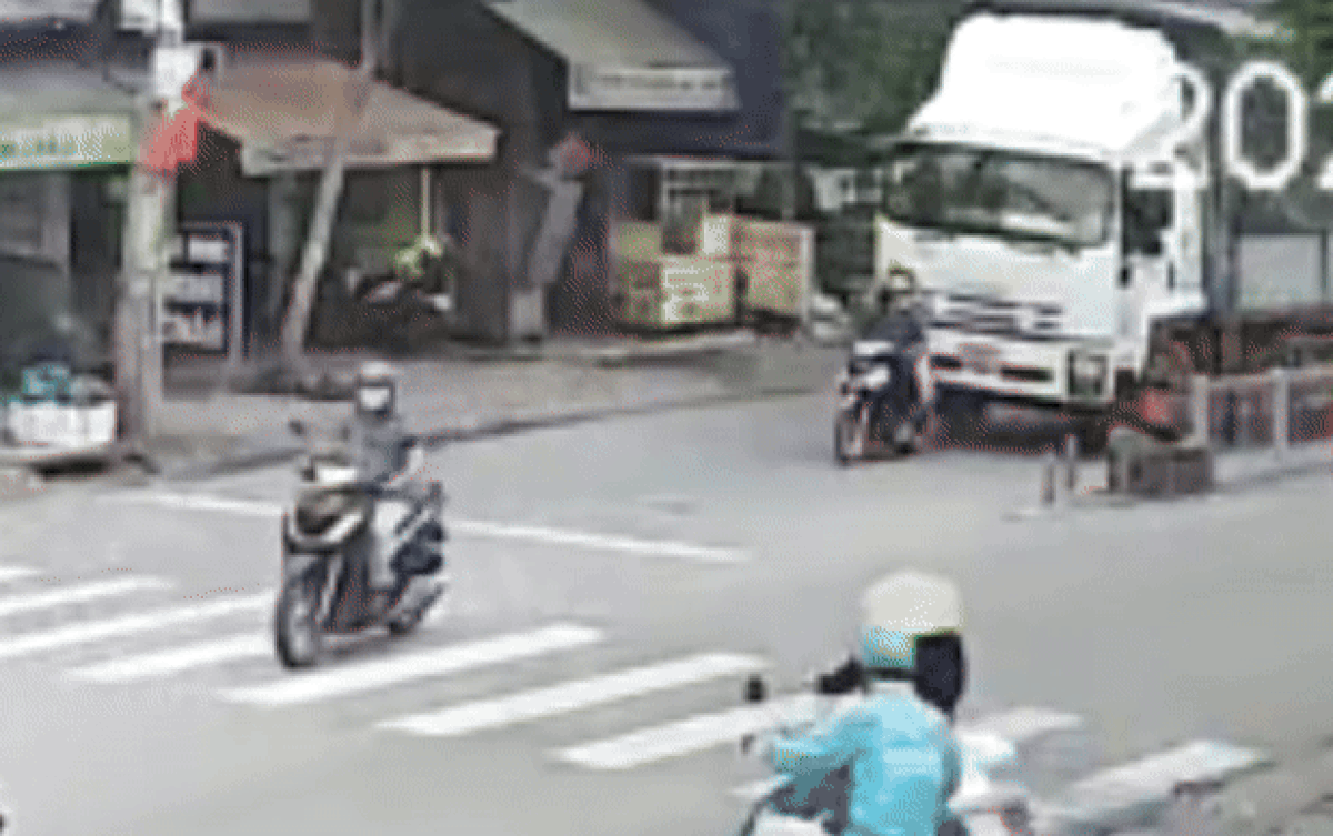 anh-gif-xe-tai-dam-2-me-con-1756982535.gif