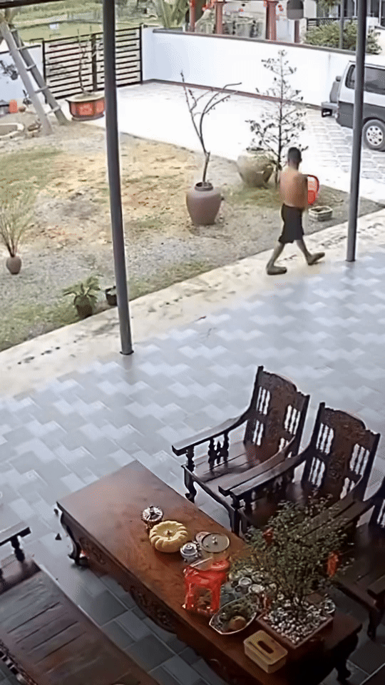anh-gif-thanh-nien-dam-dau-vao-cot-nha-1757169141.gif