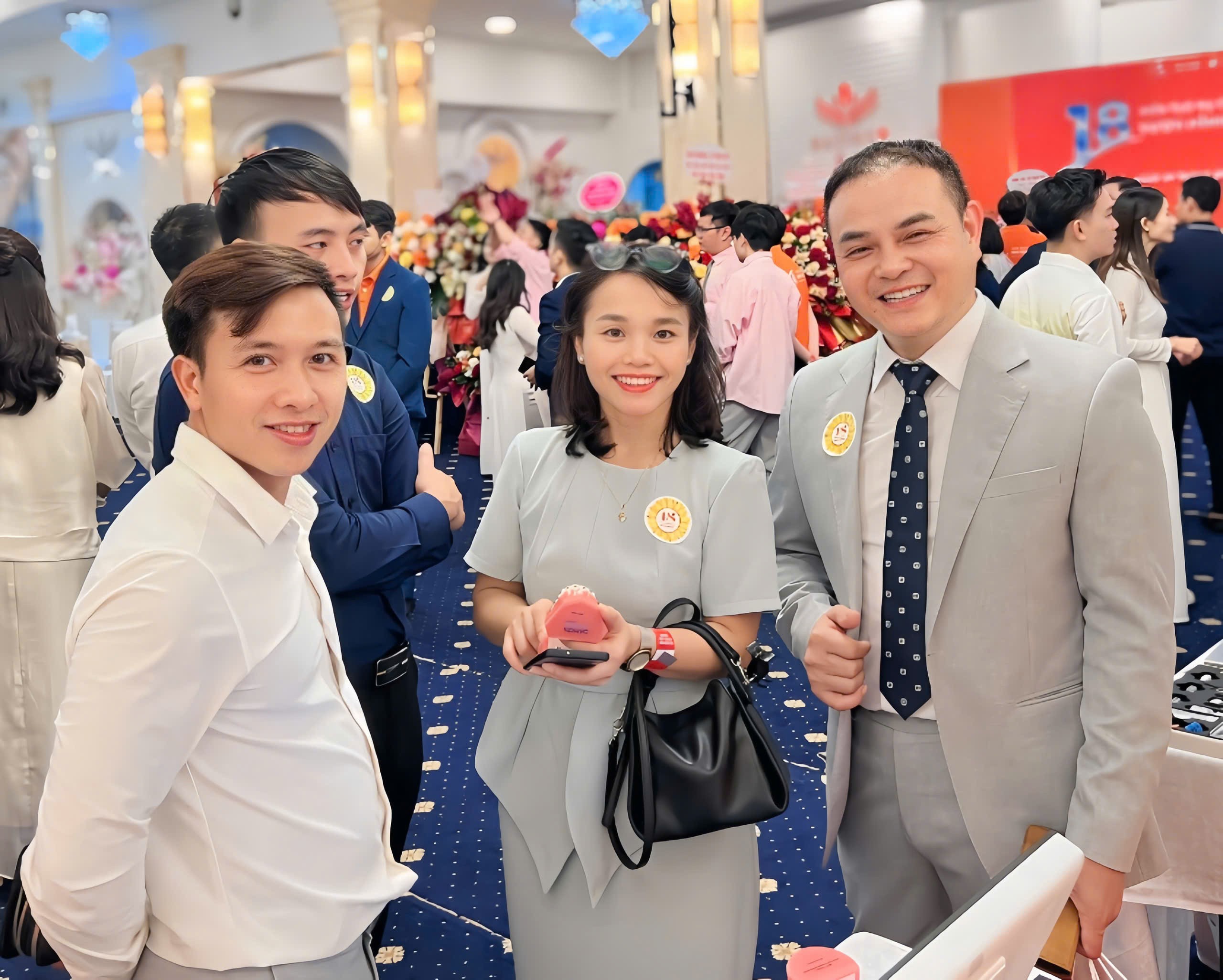 1-doanh-nhan-nguyen-hong-dang-su-kien-ky-niem-18-nam-thanh-lap-nha-khoa-nhu-ngoc-1757484708.jpg