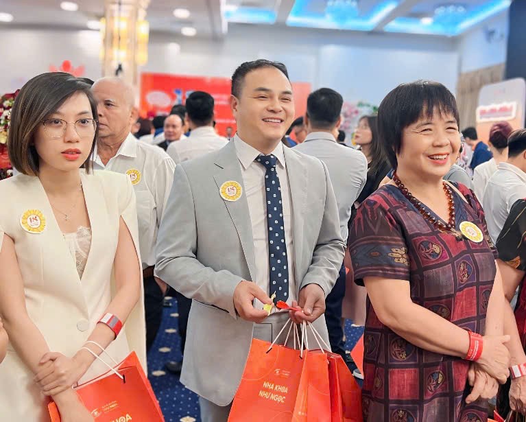 14-doanh-nhan-nguyen-hong-dang-su-kien-ky-niem-18-nam-thanh-lap-nha-khoa-nhu-ngoc-1757484705.jpg