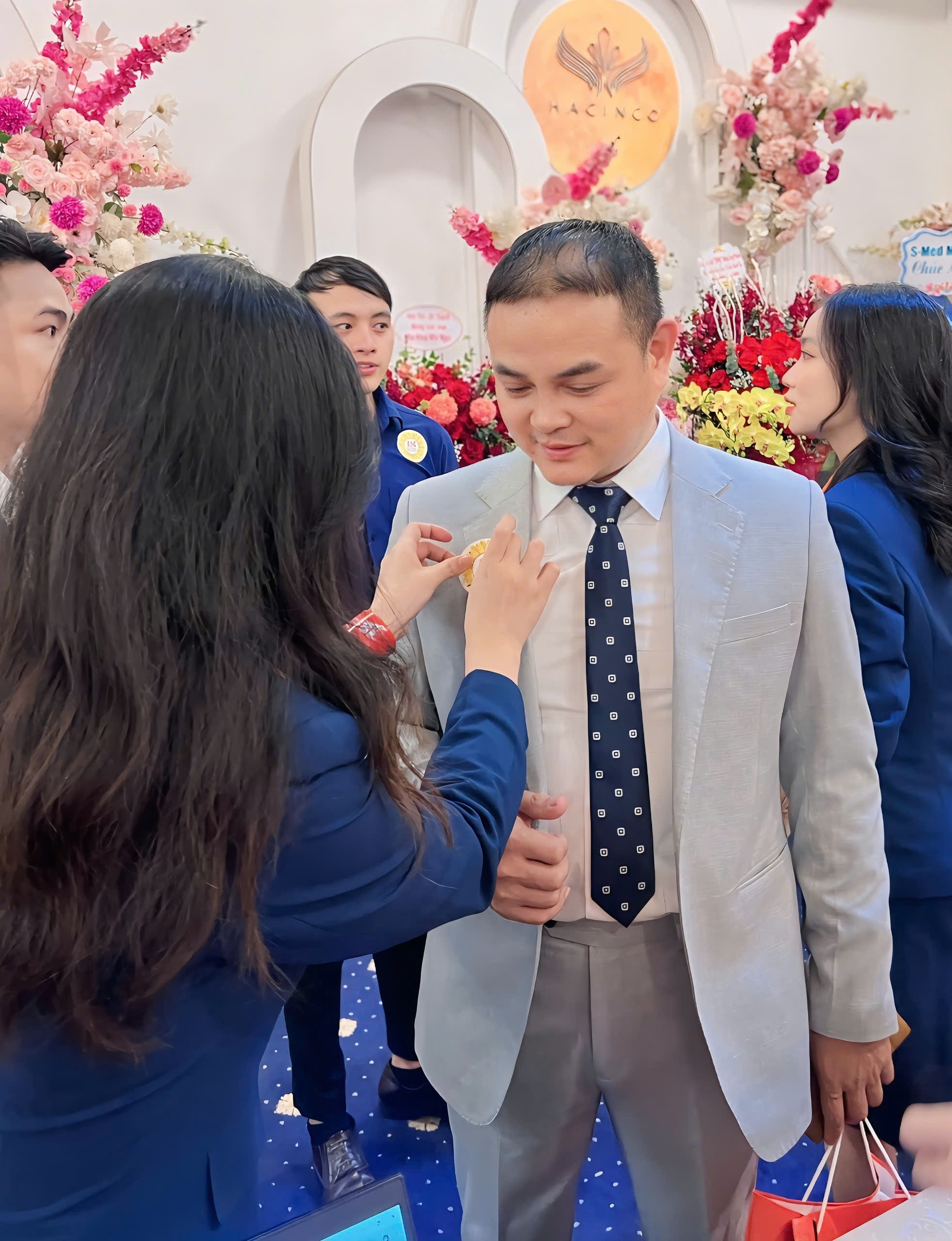 6-doanh-nhan-nguyen-hong-dang-su-kien-ky-niem-18-nam-thanh-lap-nha-khoa-nhu-ngoc-1757484709.jpg