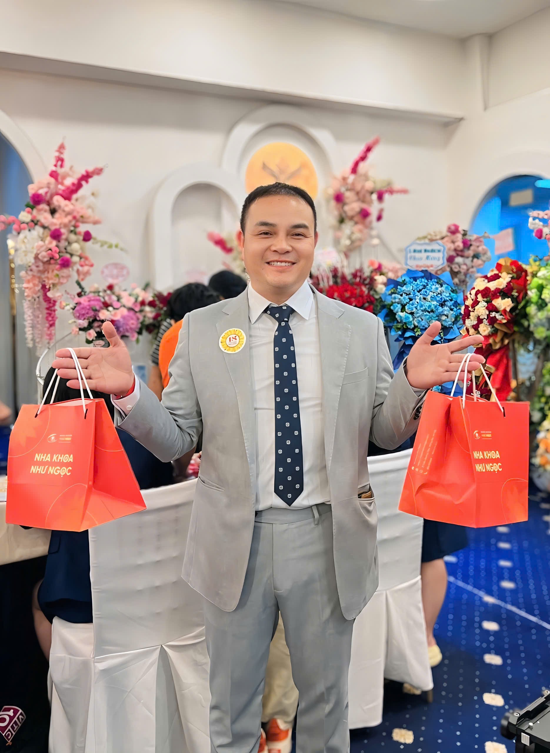 7-doanh-nhan-nguyen-hong-dang-su-kien-ky-niem-18-nam-thanh-lap-nha-khoa-nhu-ngoc-1757484708.jpg