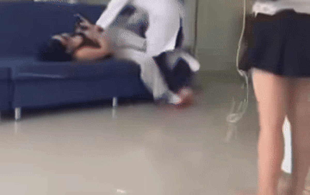 chu-nha-khoa-tuyet-chinh-hanh-hung-nu-khach-hang-1757559558.gif