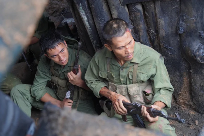hai-nguoi-linh-trong-mua-do-1757592721.jpg