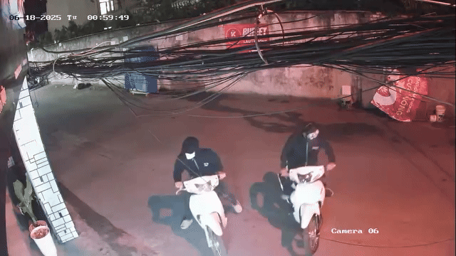 camera-ghi-lai-khoanh-khac-cac-doi-tuong-nghi-van-trom-2-xe-may-anh-cat-tu-clip-1757678385.gif