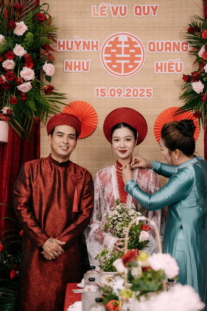 co-dau-dien-ao-dai-truyen-thong-deo-vang-cuoi-dam-chat-dam-cuoi-miet-vuon-vo-cung-dep-mat-dac-sac-1758022201.jpg
