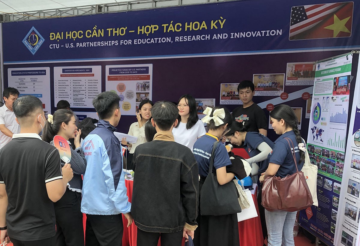 hoc-sinh-sinh-vien-tim-hieu-hop-tac-viet-nam-hoa-ky-1757998351.JPG
