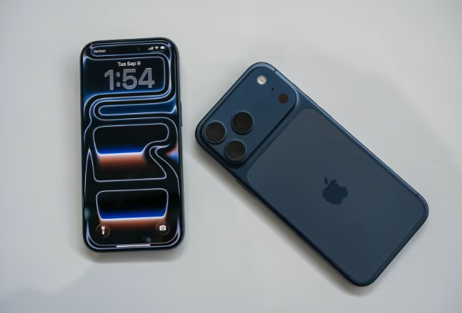 apple-iphone-17-pro-va-pro-max-trong-su-kien-tai-khuon-vien-apple-park-o-cupertino-california-1758542425.png