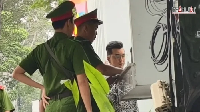 ca-si-ung-hoang-phuc-1758610057.jpg