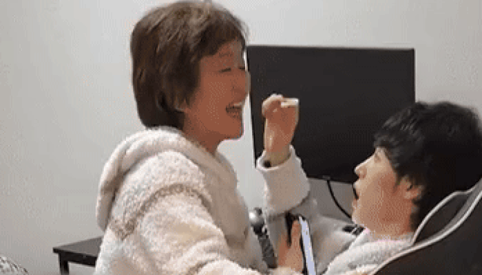 hai-nguoi-cho-nhau-an-1758709205.gif