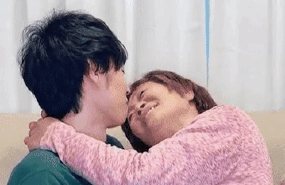 khoanh-khac-lang-man-cua-cap-doi-1758709207.gif