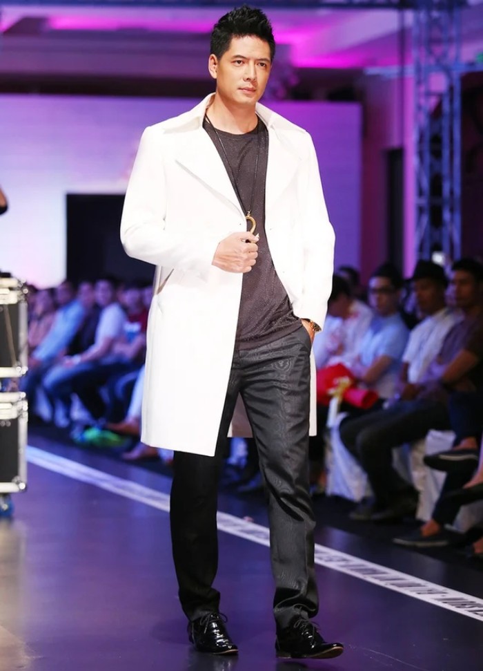 sieu-mau-binh-minh-tren-san-catwalk-1758768414.jpg