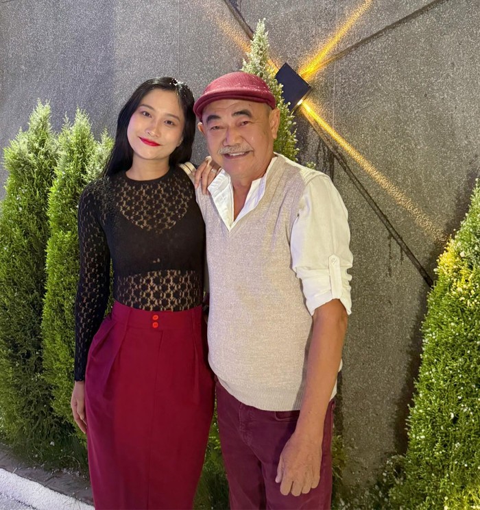 chan-dung-nghe-si-viet-anh-va-ban-gai-kem-36-tuoi-cua-minh-1758889728.jpg