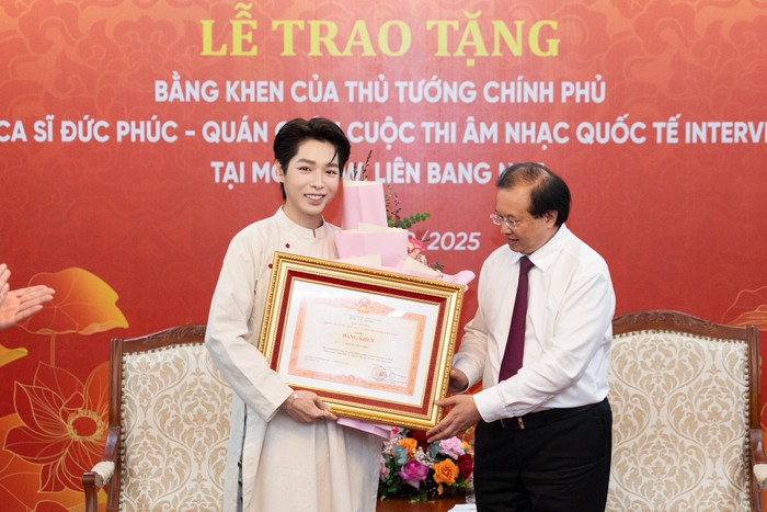 duc-phuc-dien-ao-dai-hanh-phuc-nhan-bang-khen-1758954896.jpg