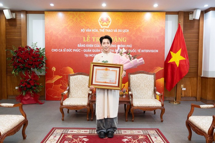 duc-phuc-lua-chon-dien-ao-dai-thanh-lich-khi-don-nhan-bang-khen-cua-thu-tuong-chinh-phu-1758954896.jpg