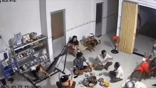 nguoi-dan-ong-di-xe-may-lao-thang-vao-nha-khien-ca-nha-hoang-loan-la-het-1758972667.gif