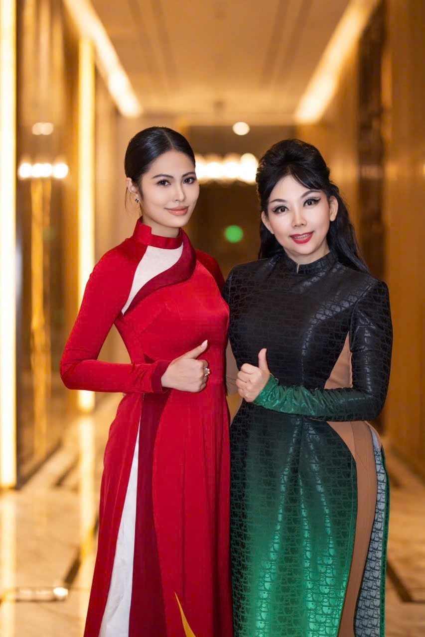 nha-thiet-ke-tien-si-quynh-paris-thiet-ke-ao-dai-1759060325.jpg