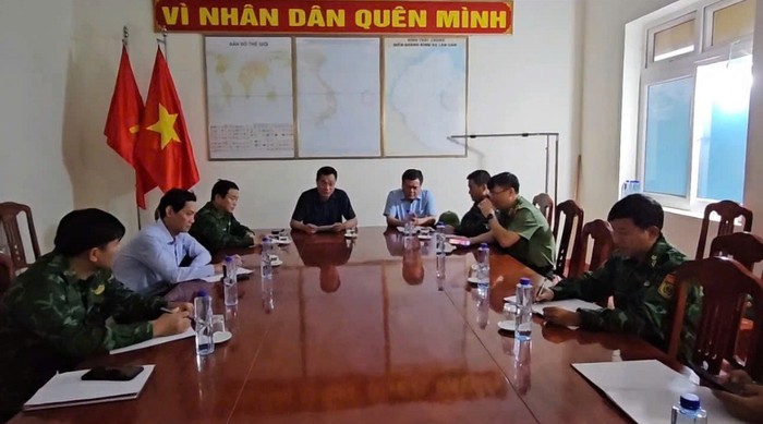 bi-thu-tinh-uy-le-ngoc-quang-va-chu-tich-ubnd-tinh-tran-phong-hoi-y-nhanh-voi-cac-don-vi-lien-quan-de-ung-cuu-1759143185.jpg