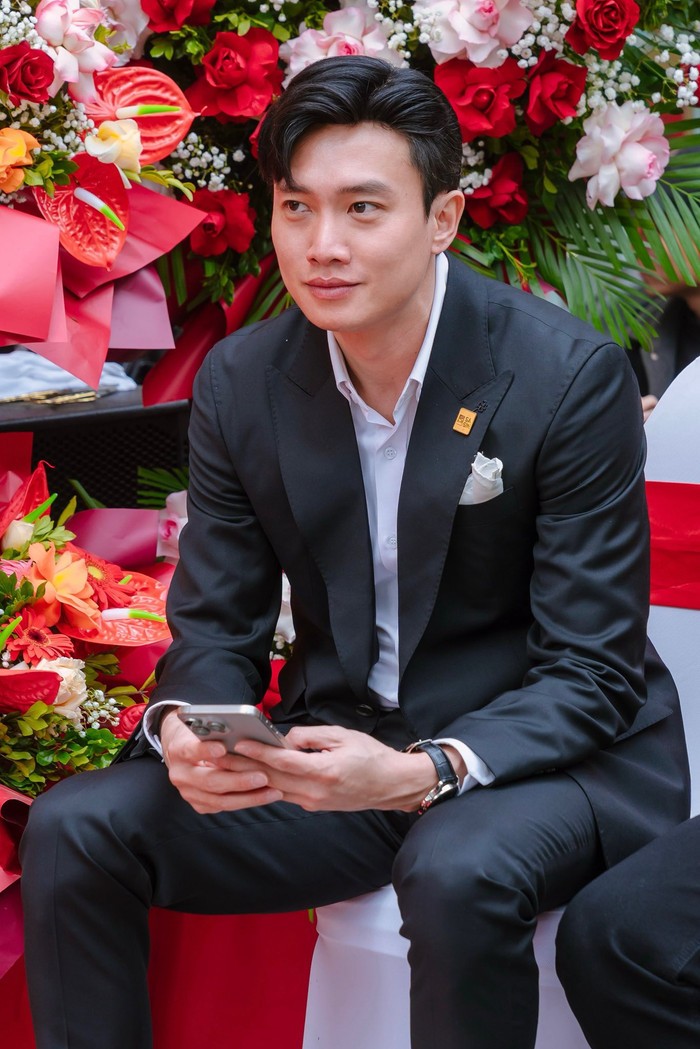 nam-dien-vien-van-doc-than-kin-tieng-ve-chuyen-tinh-cam-1759137502.jpg