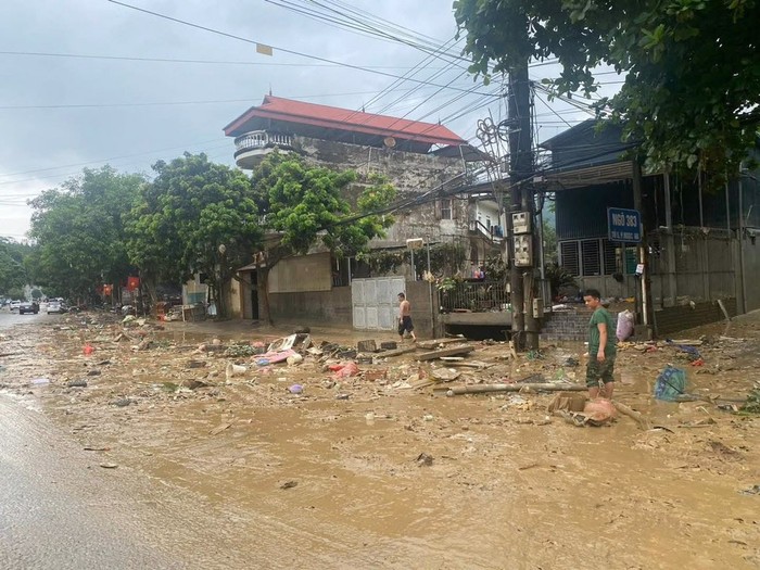 bun-dat-tren-duong-o-tuyen-quang-sau-mua-lu-1759548774.jpg