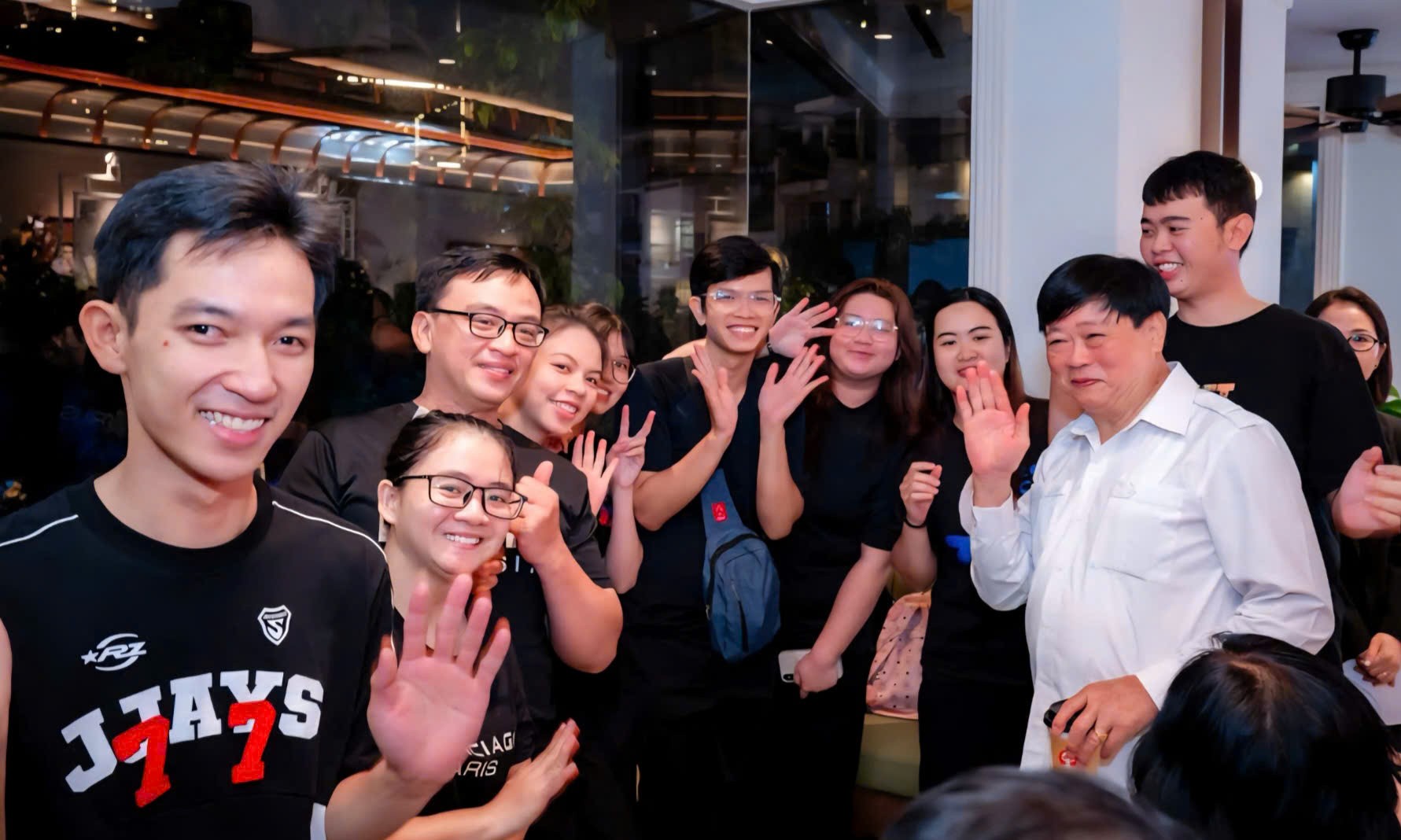 ong-nguyen-the-ky-voi-cac-ban-tre-khiem-thinh-1759595290.jpg