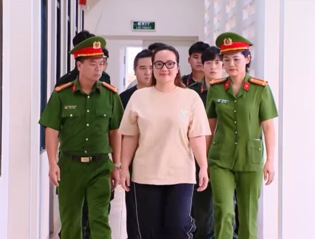 hoang-huong-bi-bat-1759735826.jpg