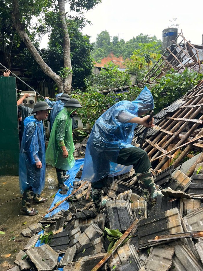 canh-sat-giup-dan-khac-phuc-hau-qua-mua-lu-1759919375.jpg