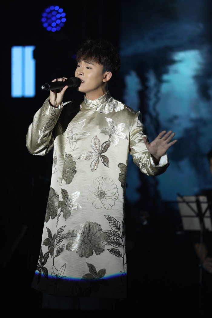 ho-van-cuong-co-luong-fan-dong-dao-1759929255.jpg