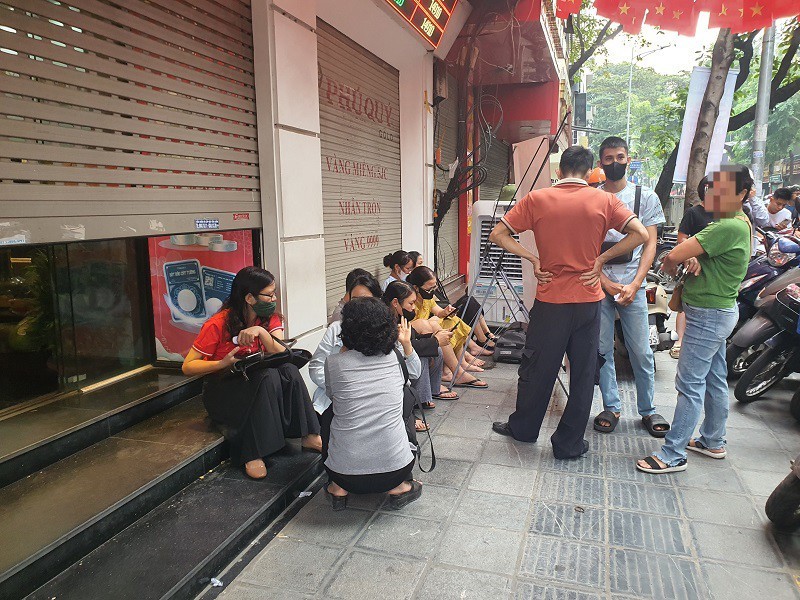 cho-tu-sang-som-truoc-cua-hang-vang-1760691359.jpg
