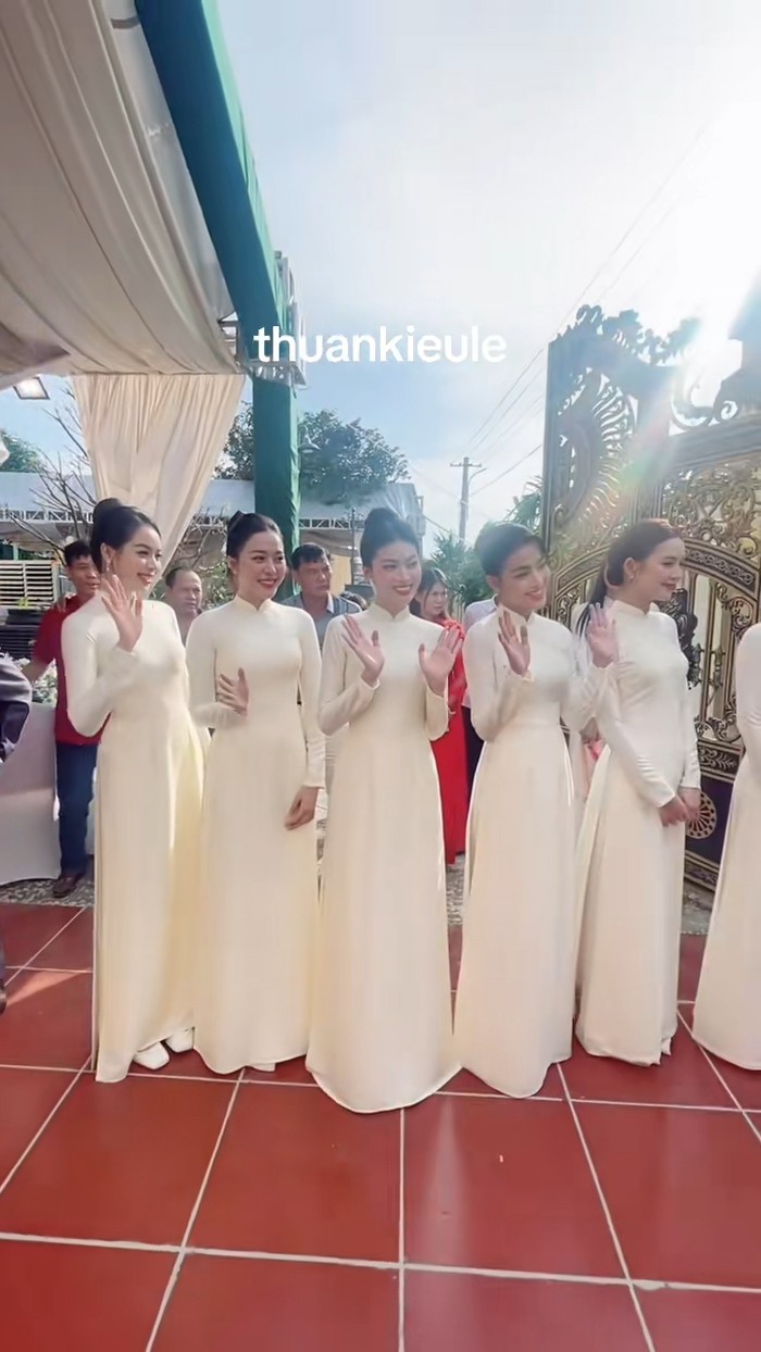 dan-phu-dau-bung-qua-tai-le-nap-tai-do-thi-ha-1760661062.jpg